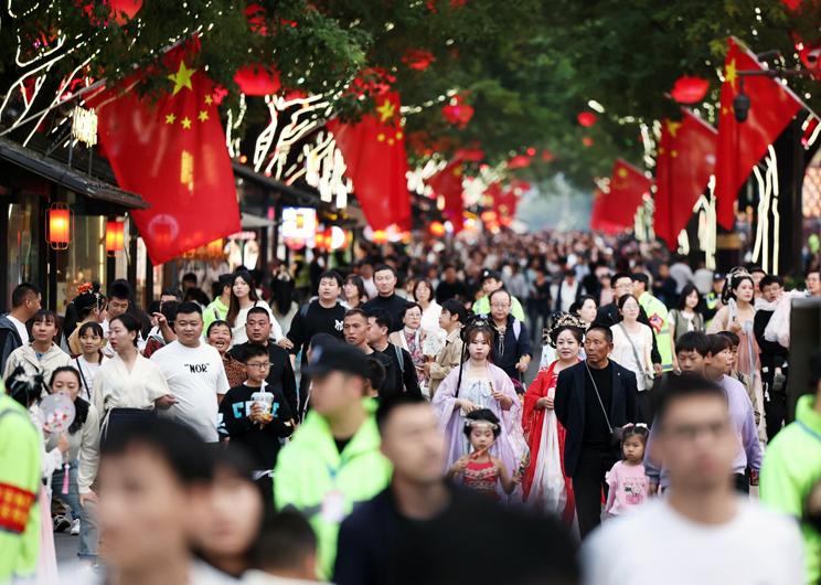 国庆节假期西安大雁塔景区大唐不夜城游人如织
