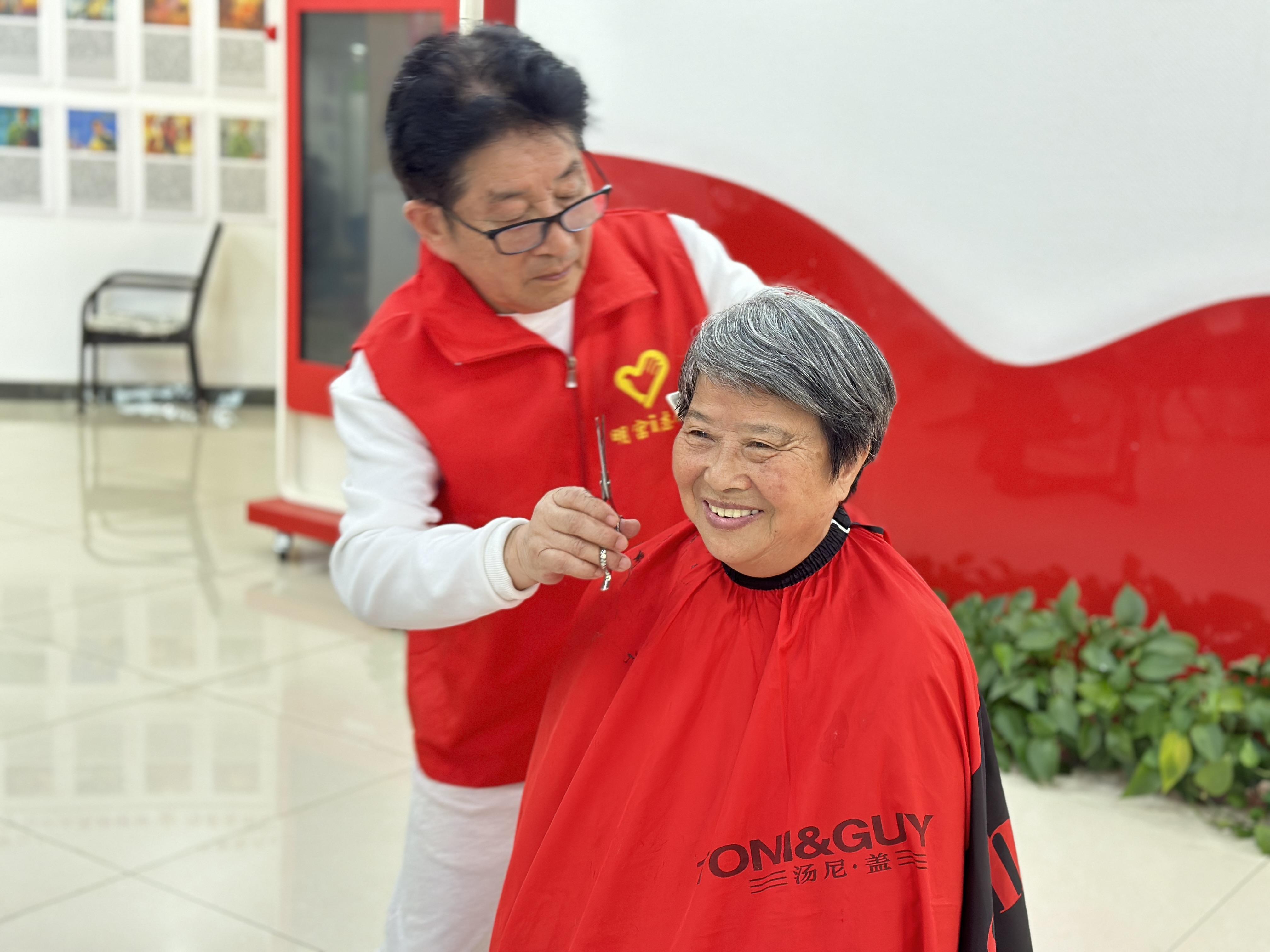 明宫社区举办“尊老敬老爱老 点亮银发人生”重阳节主题活动