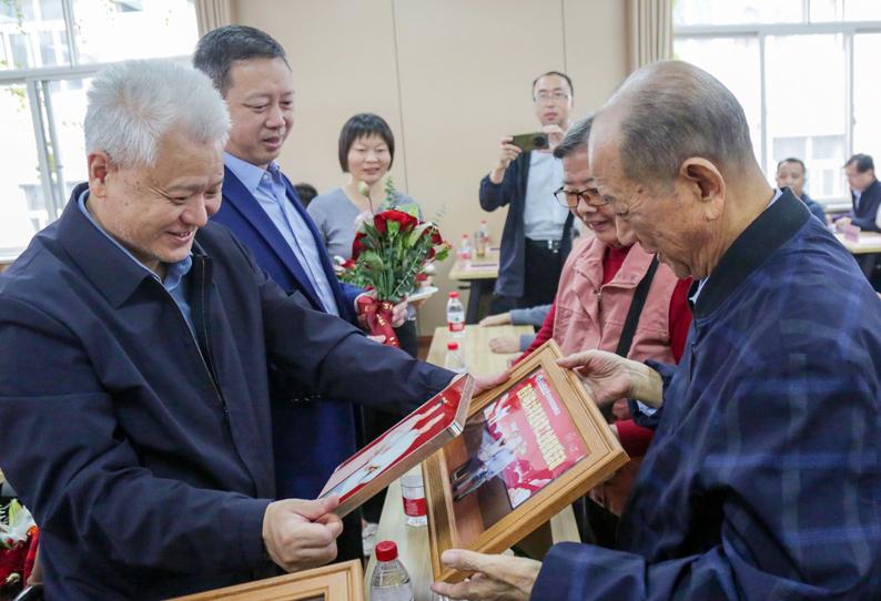 美不过夕阳红！八对金婚伉俪收到珍贵礼物