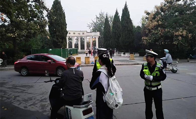 警校联动护学子  “一盔一带”记心间