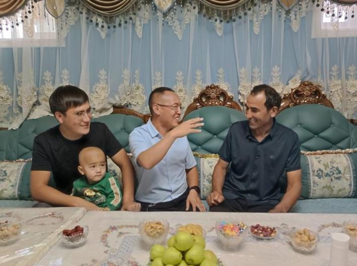 石榴花开别样红丨“我们共饮一渠水，就应互帮互助”