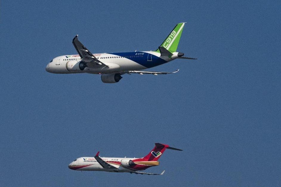 ARJ21和C919首次双机编队飞行表演