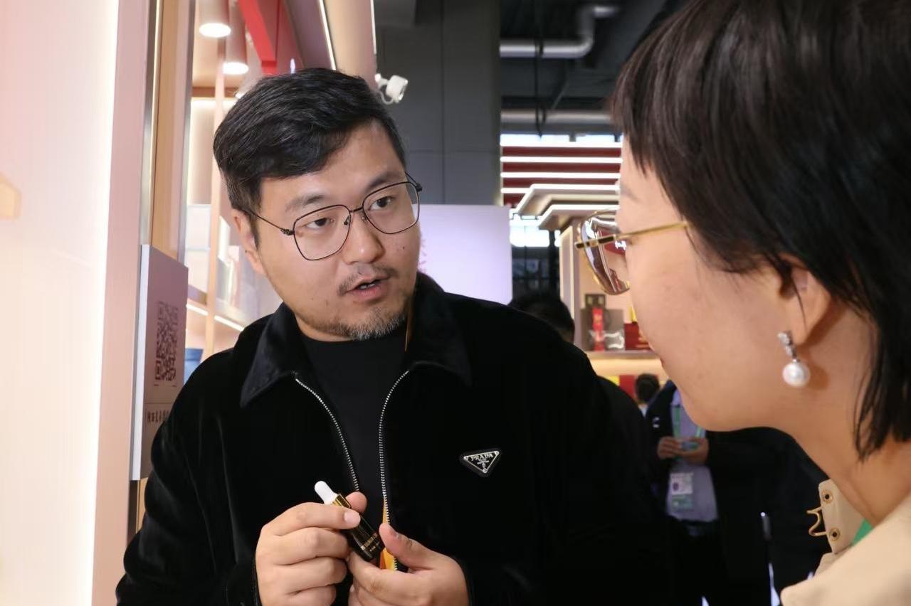 秦岭玫瑰“绽放”进博会