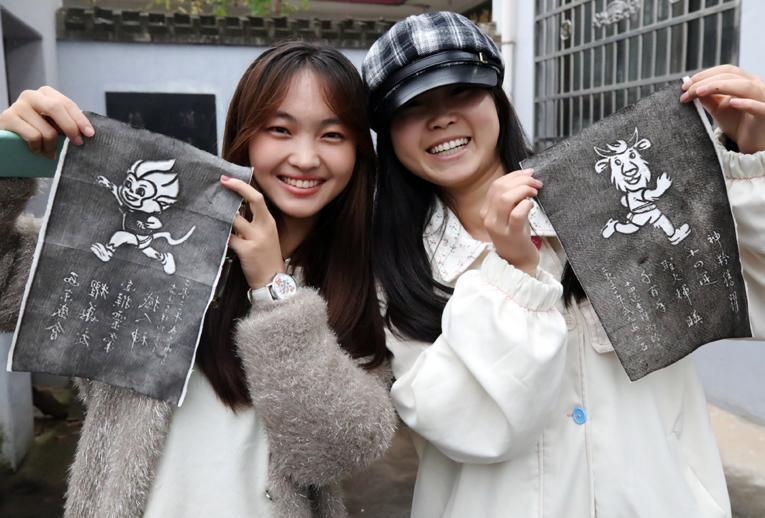 大学生“农家碑林”学家风 做拓片感受传统文化魅力