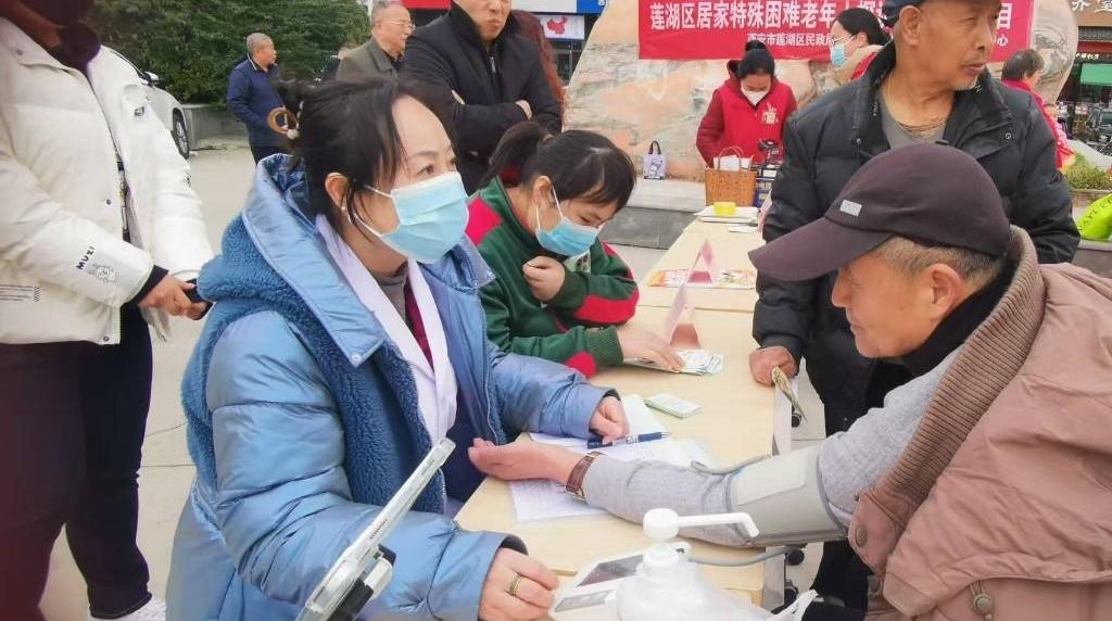 “养老集市”开到楼下 居民直呼：既贴心又方便