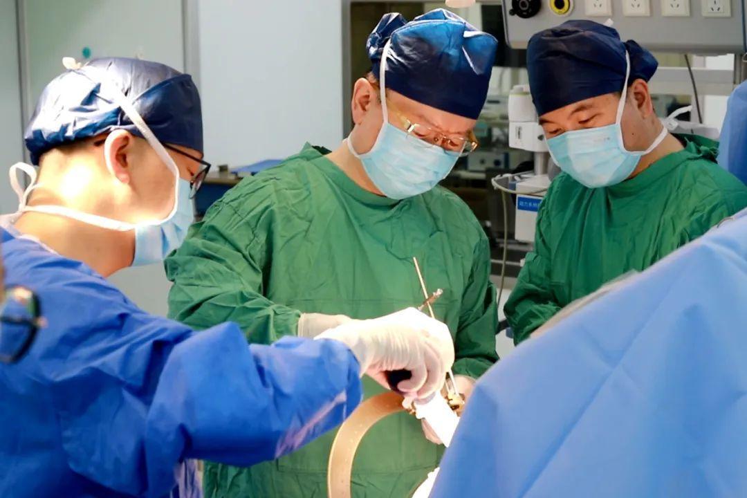成天挤眉弄眼、龇牙咧嘴，老太太患了啥病？
