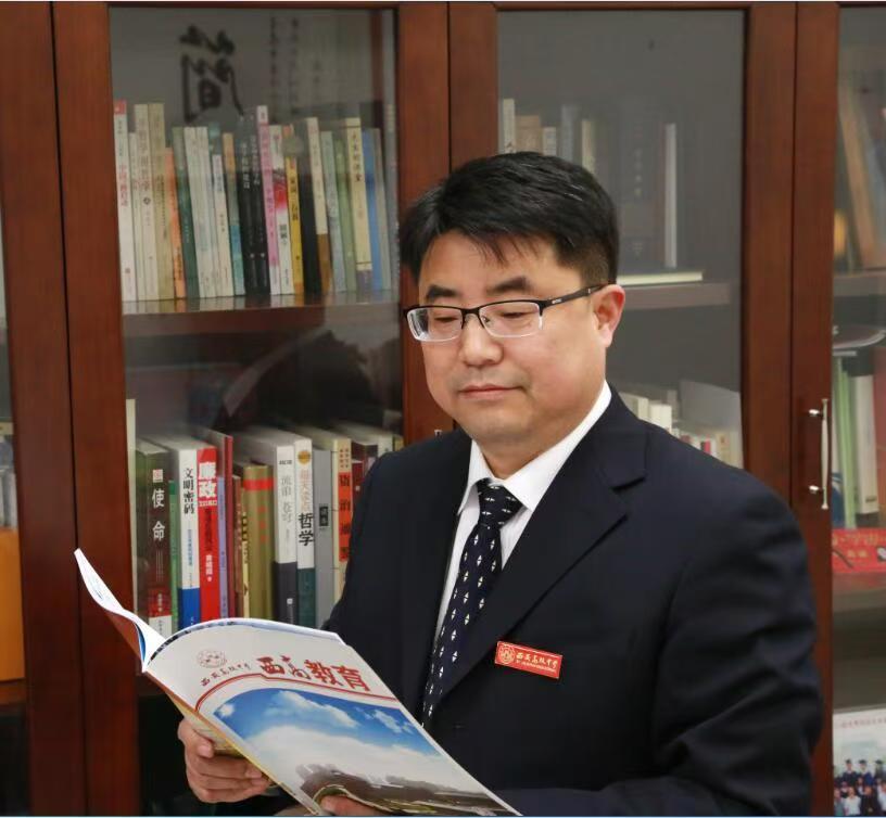 践行教育家精神——身边的好校长丨辛军锋：用心做有家国情怀的“大教育”