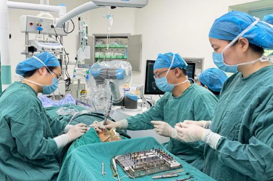 西安交通大学口腔医院成功实施世界首例颅骨标记物引导机器人辅助移植腓骨重建颌骨种植术