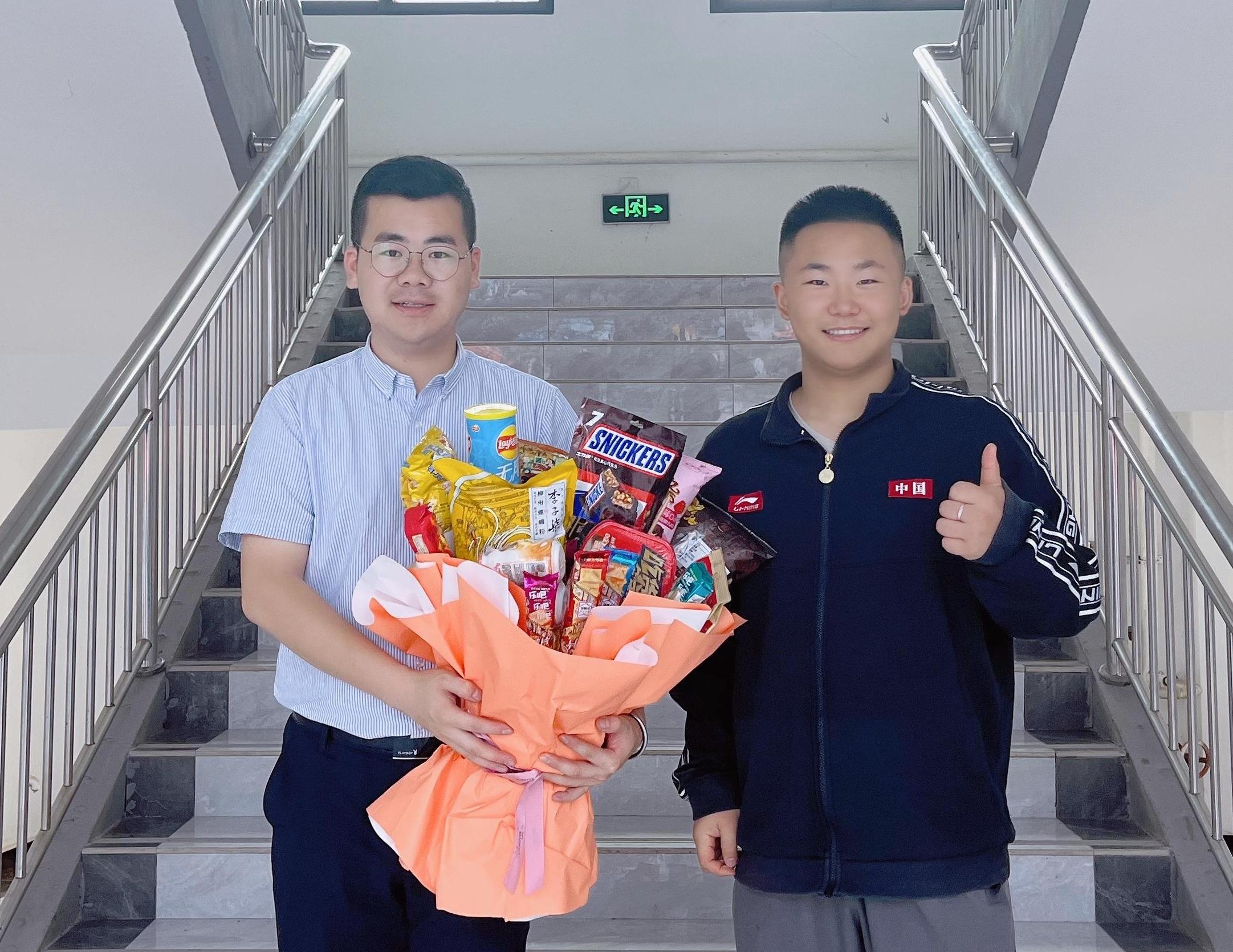 在细微尘埃中绽放光芒的教育者——张阳