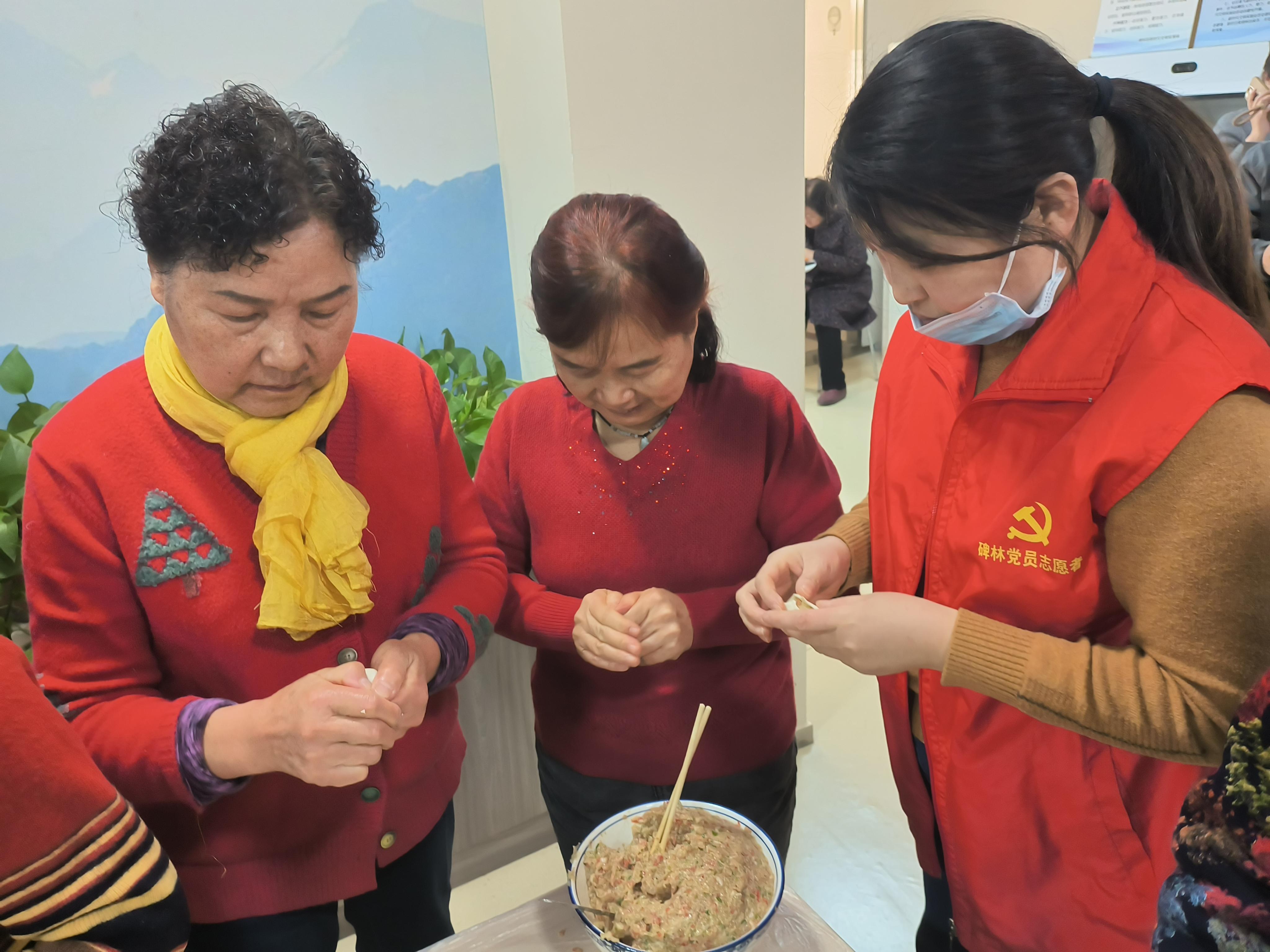 “饺”香暖冬至 “包”出和谐邻里情