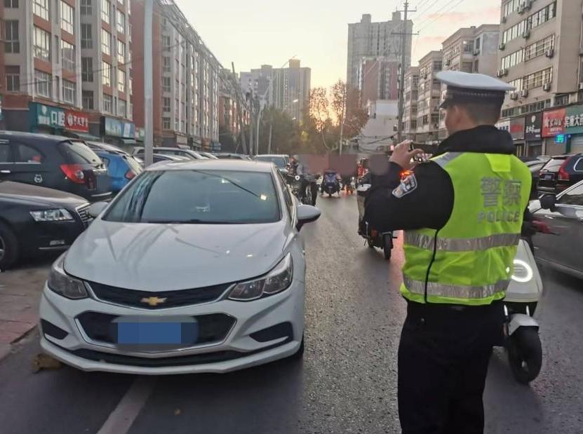 安全守护不降温！渭城交警全力出击整治各类交通违法行为