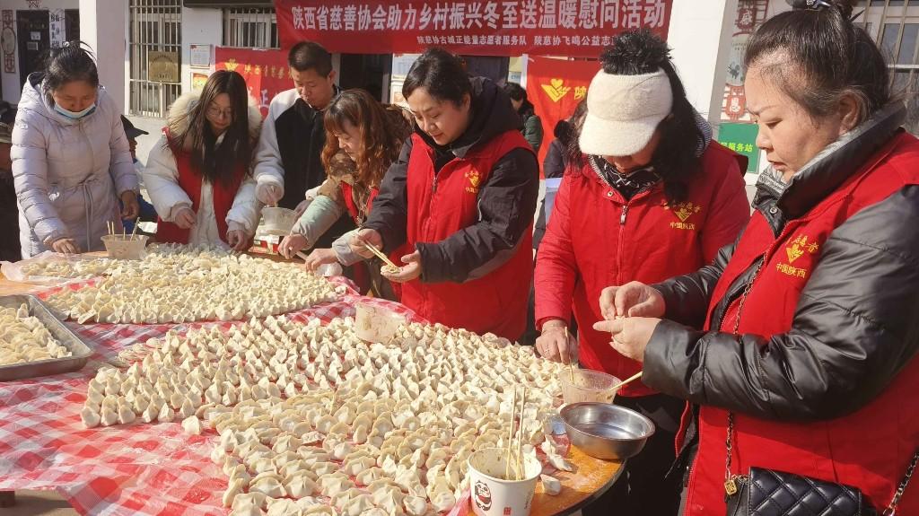 爱心志愿者为守老人包饺子