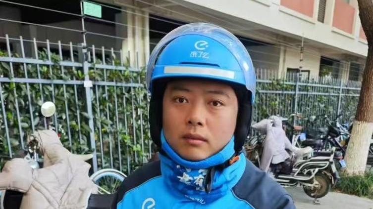 宝鸡小伙跳进冰冷河水救人