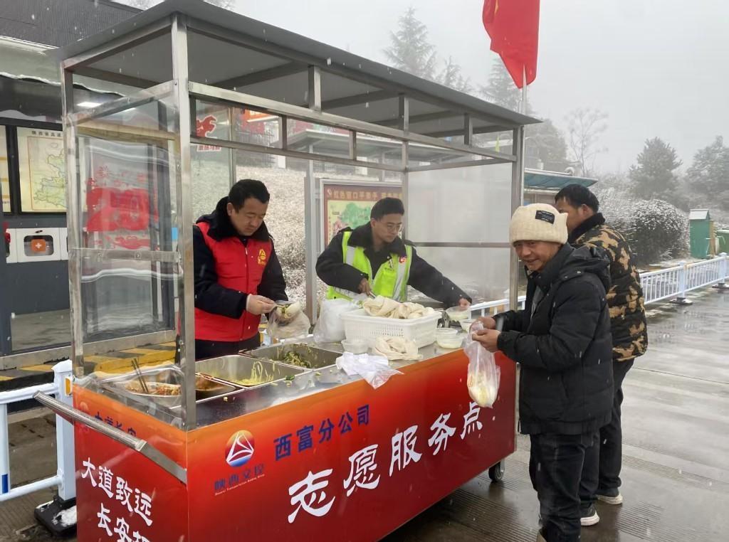 “司乘小家”携手移动餐车 共筑温暖回家路
