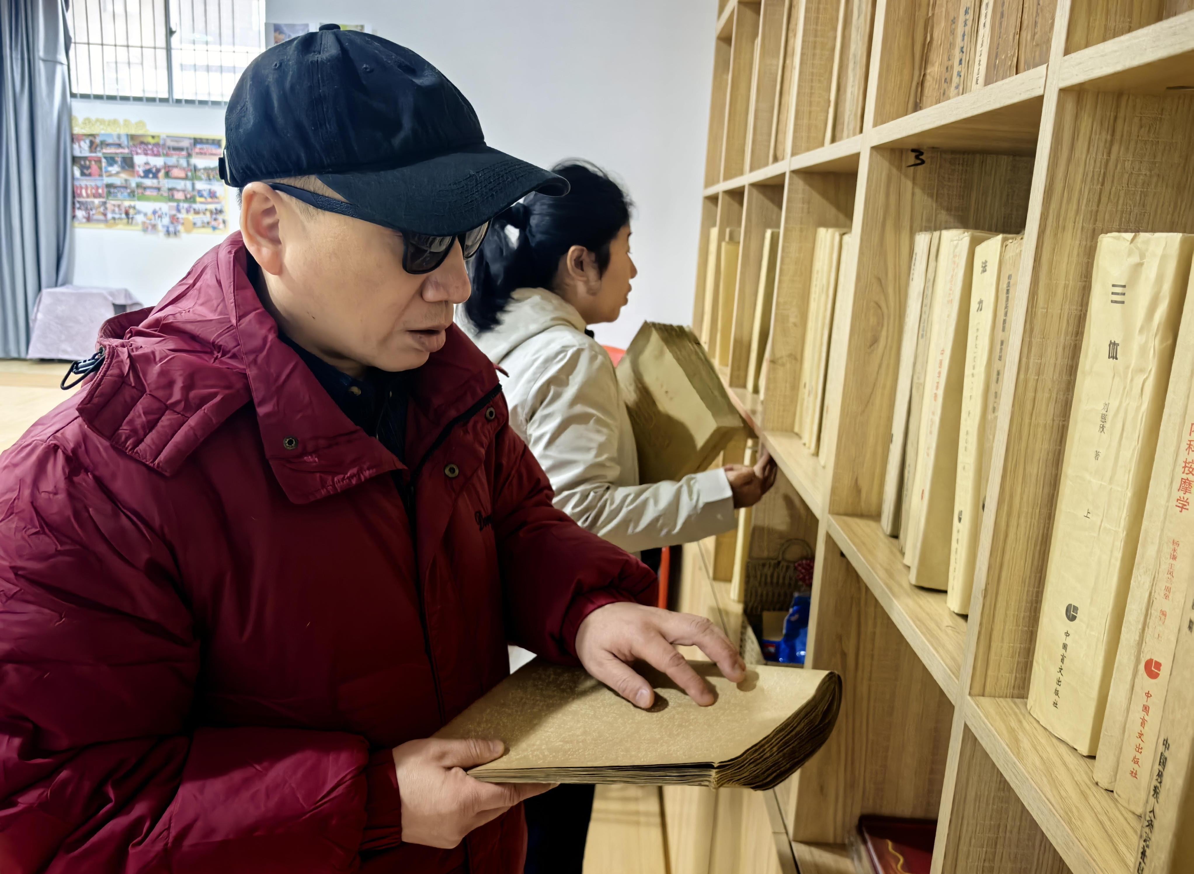 盲文开启“光明之门”，他们用指尖感触世界