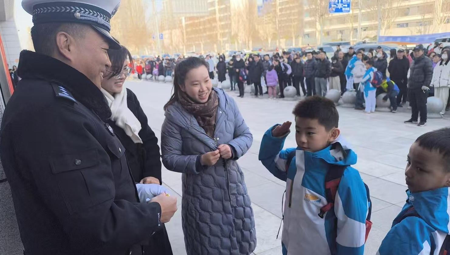小小红花贴身上 交通安全记心里