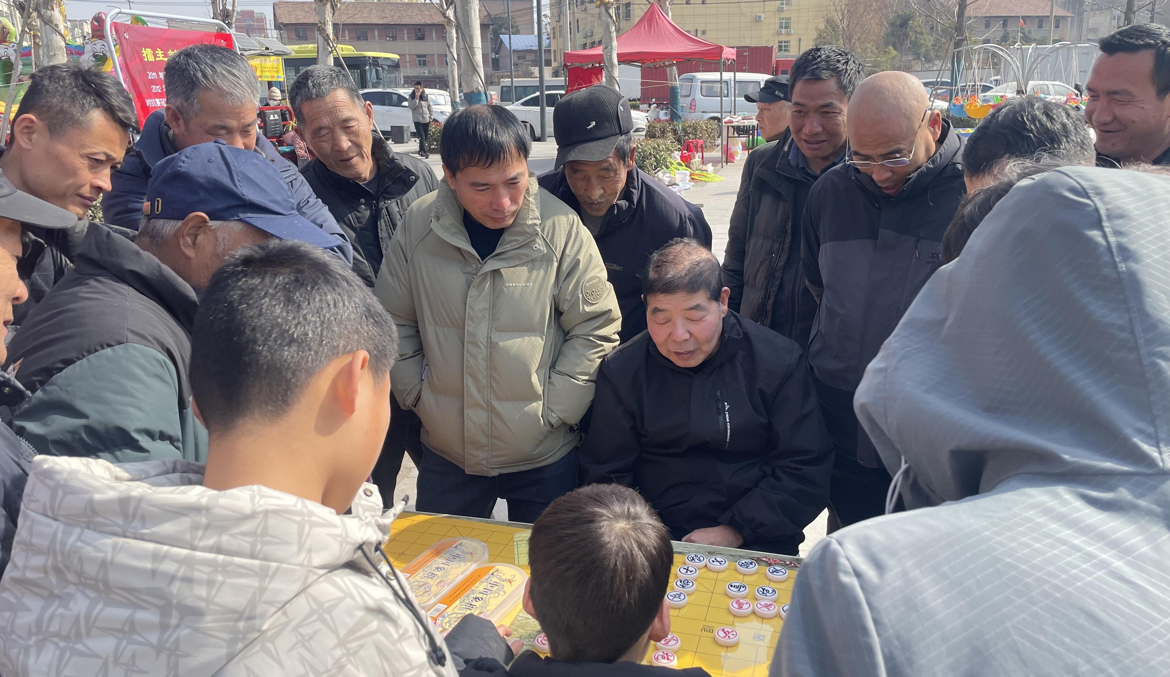 西安临潼火车站社区：“棋”乐融融 共筑和谐邻里情