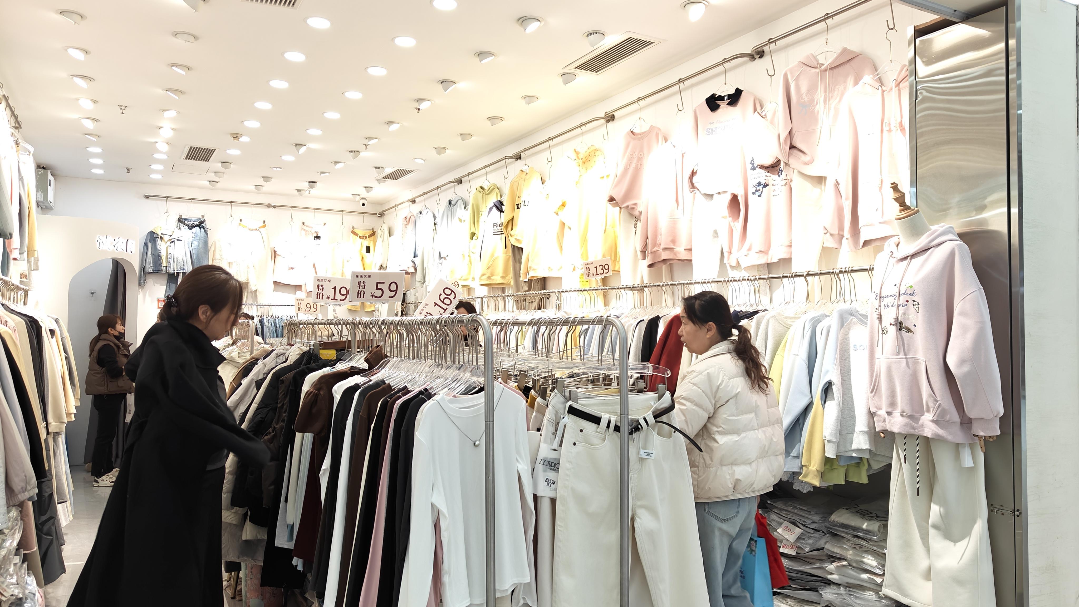 五彩春装上新 消费热潮涌动