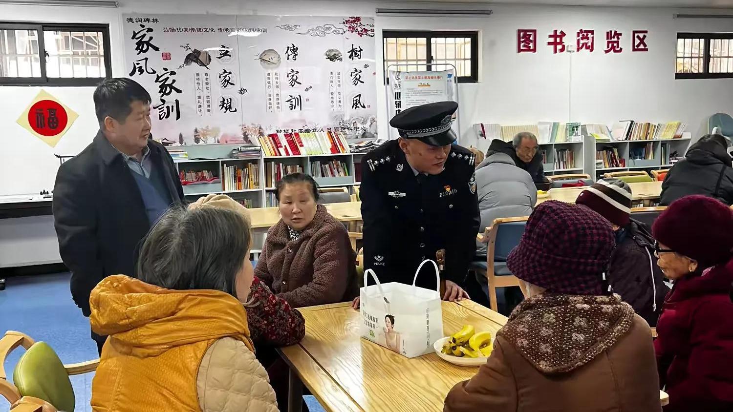 跟着榜样学雷锋 志愿服务社区行
