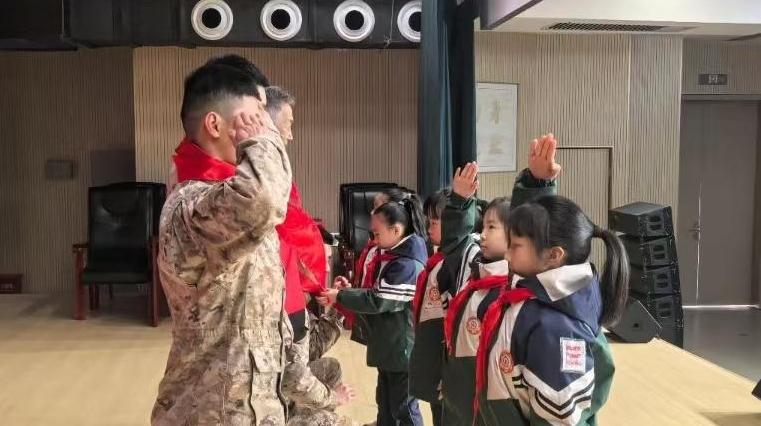 童音对话雷锋传人，共赴文明实践之约——西安临潼火车站小学举办学雷锋日活动