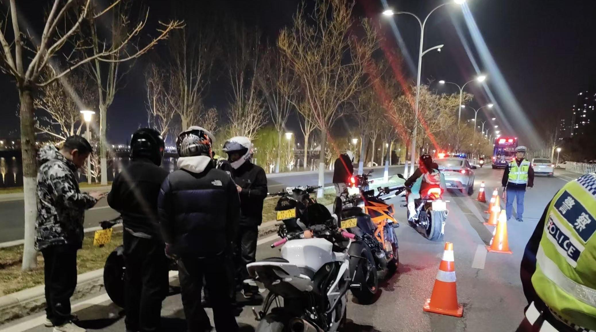 摩托深夜“炸街” 交警重拳整治