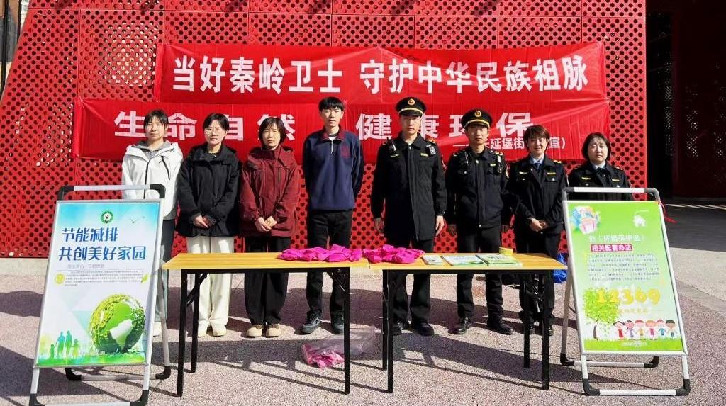 环保宣传进公园 我们一起来行动