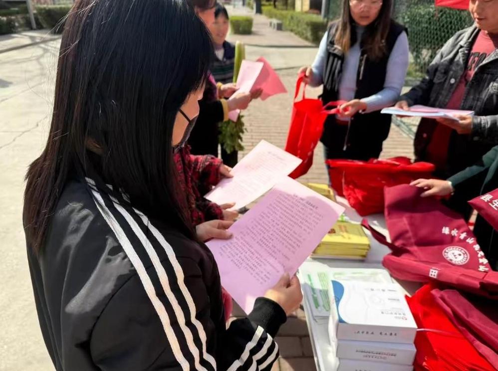 “地球一小时”宣传进社区、进企业
