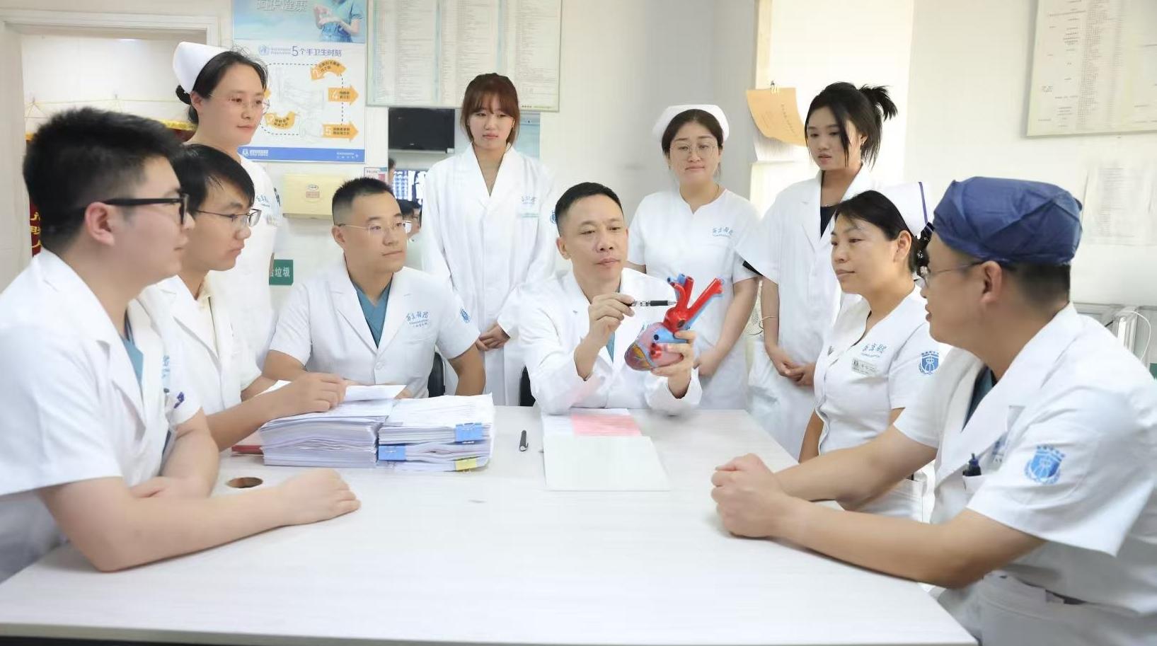 利刃穿颈 多学科毫米级“拆弹”