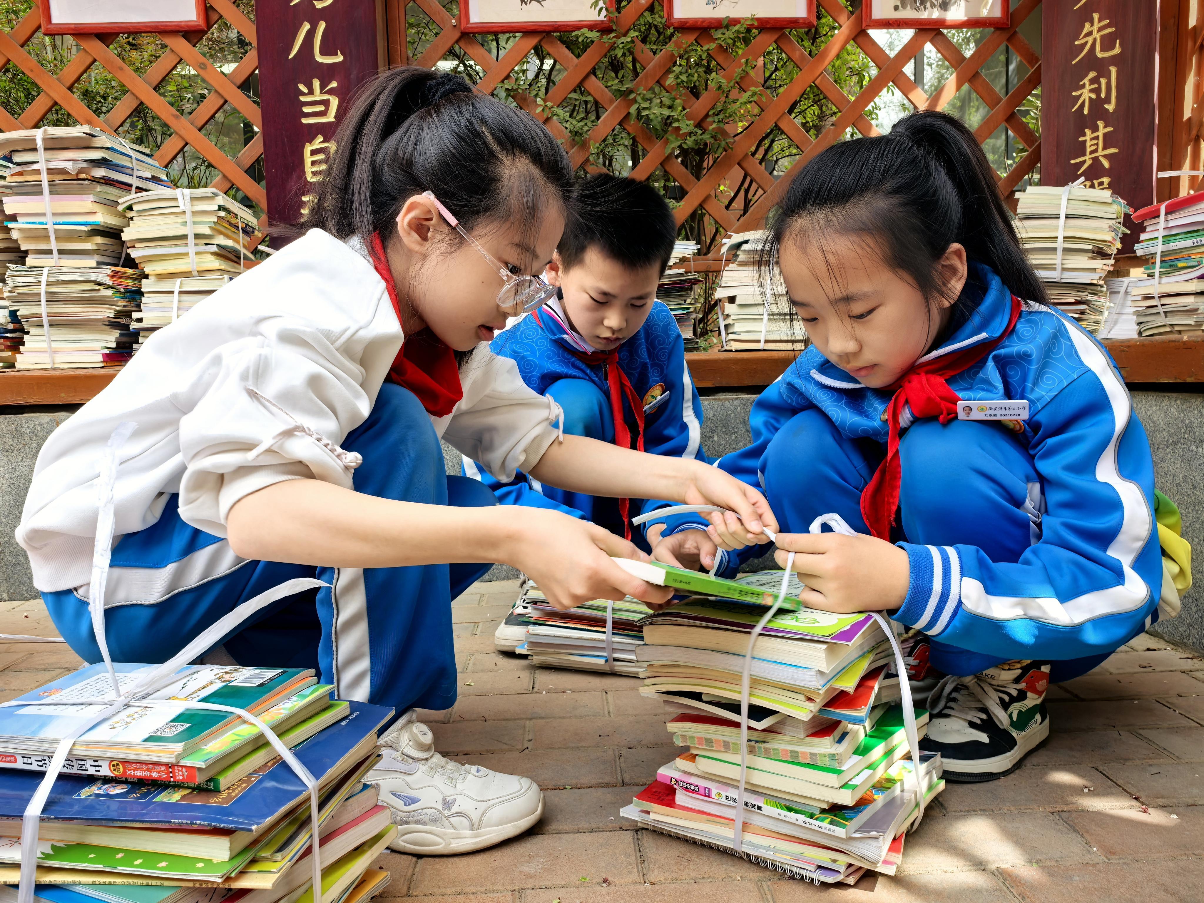 小善大爱！西咸新区10所学校捐赠3.5万件衣服2万册图书