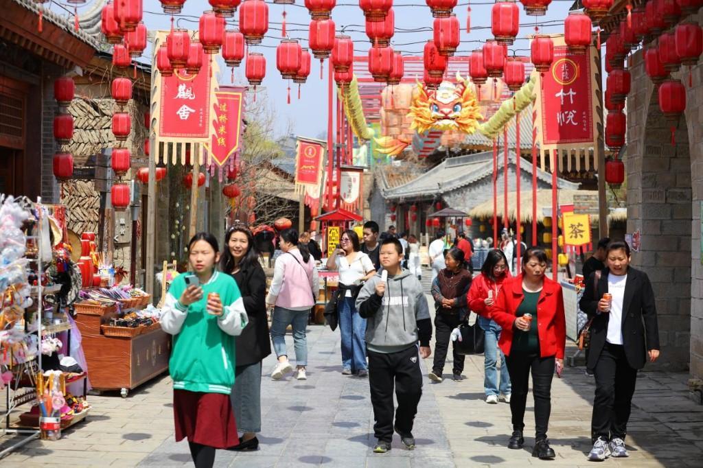 踏青寻红忆先烈 延安迎来红色旅游热潮