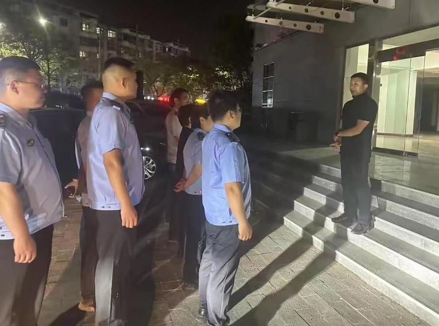 夜查亮剑护蓝天 精准执法促长效