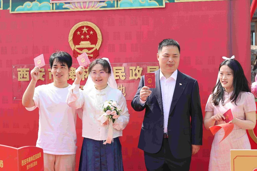 碑林区户外颁证基地上演浪漫集体婚礼 新风尚为爱减负添彩