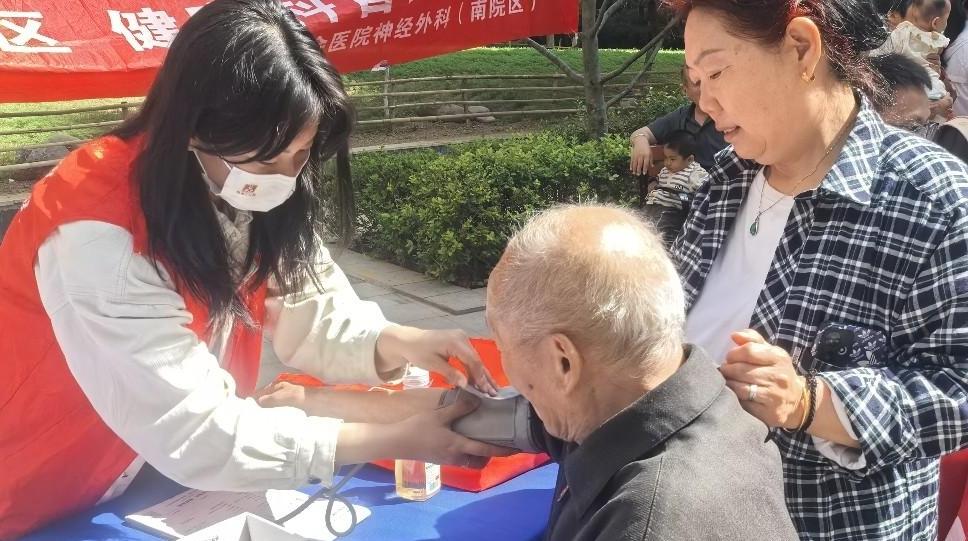 碑林区长安路街道永宁社区开展“便民健康直通车进小区”系列活动