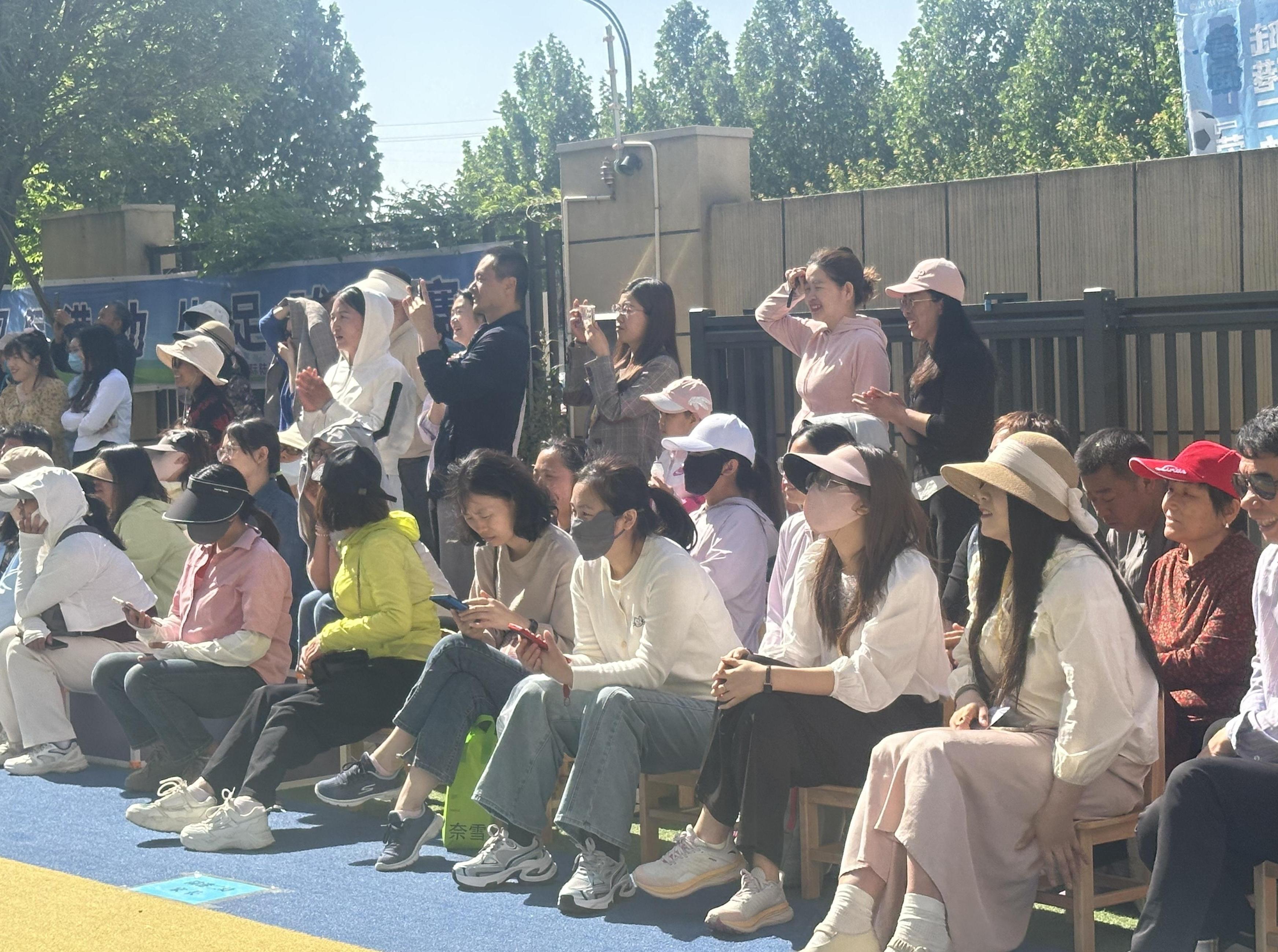 “荧光杯”足球联赛盛大启幕，幼儿小将绽放光彩