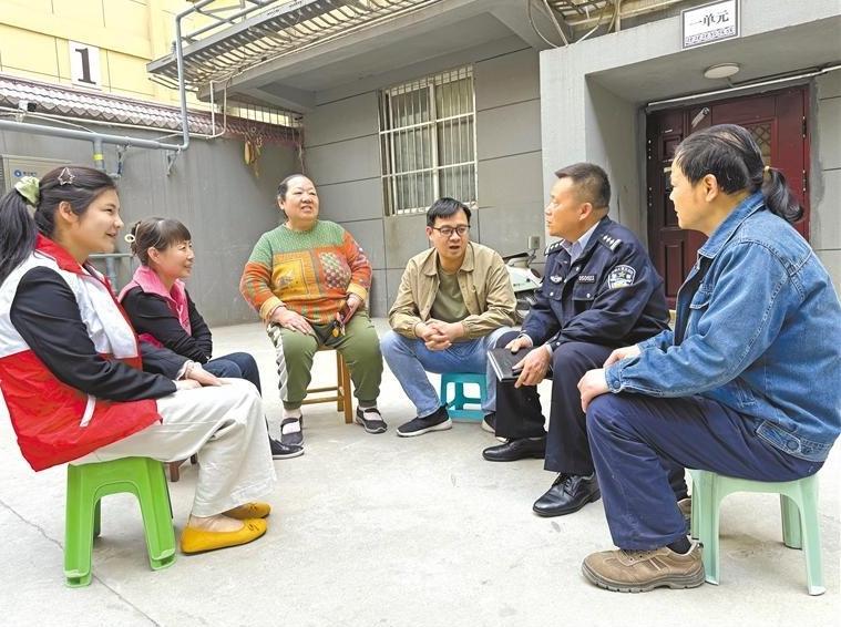 “小板凳”上唠出“大平安”