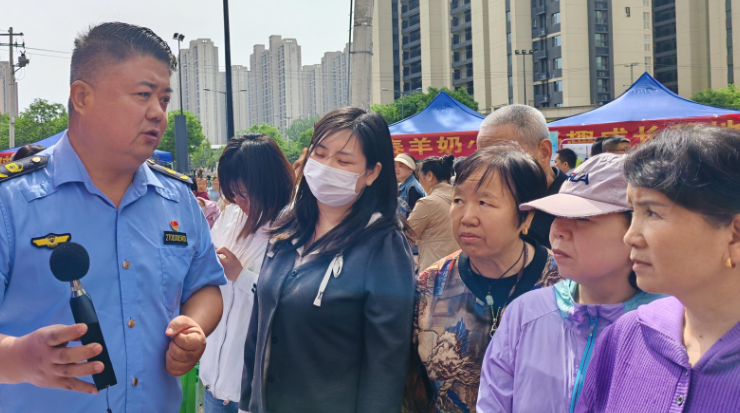 “打卡”执法设备 学习环保知识