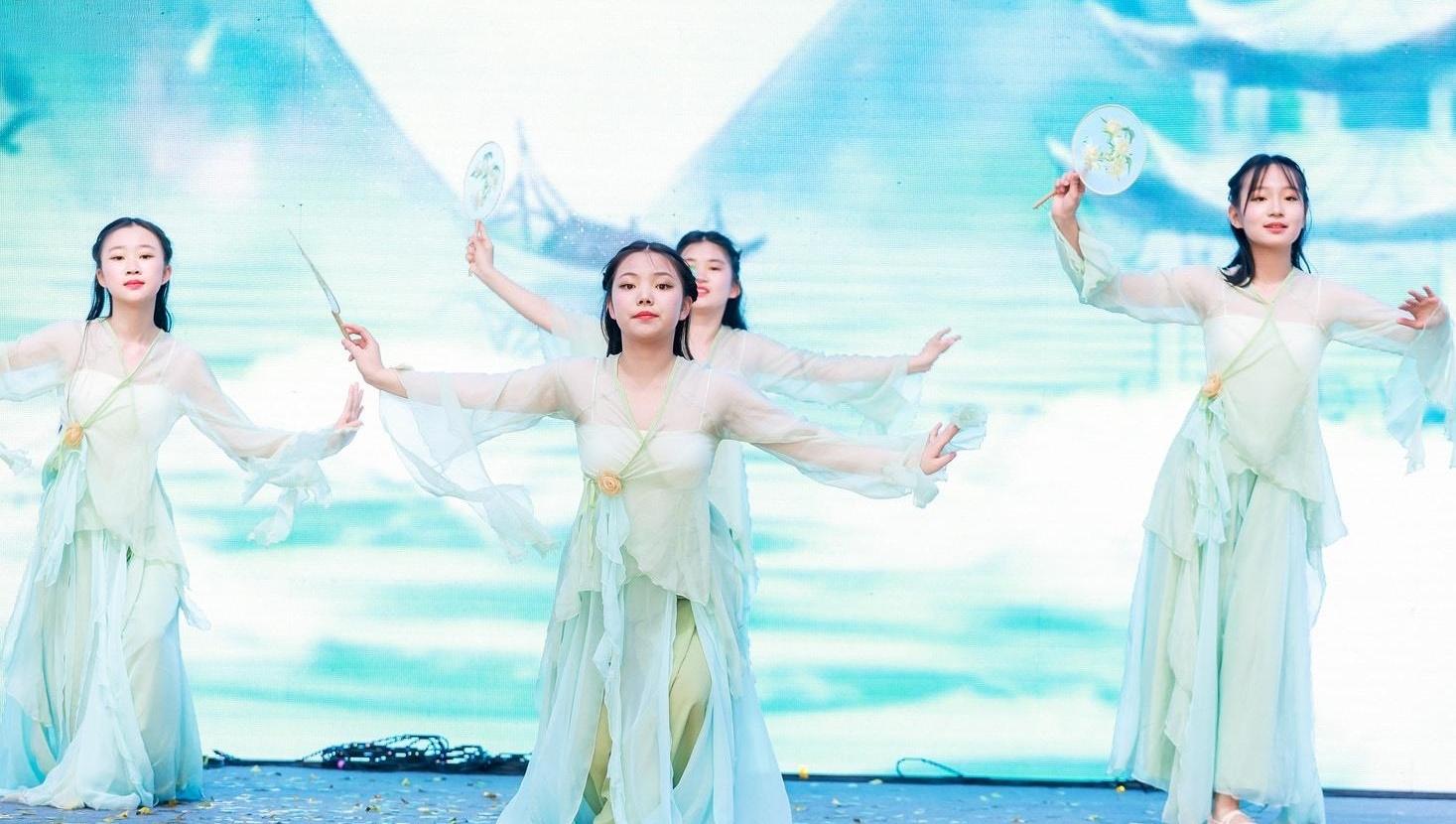 当校长跳起机械舞：远东一中音乐节上演“诗经VS朋克”破圈大秀