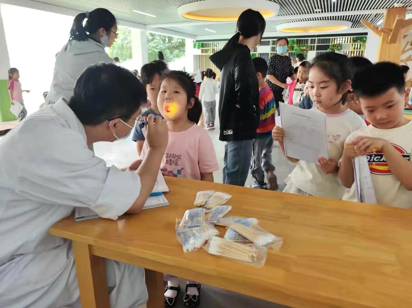 “健康护航队”为儿童筑起健康防护墙