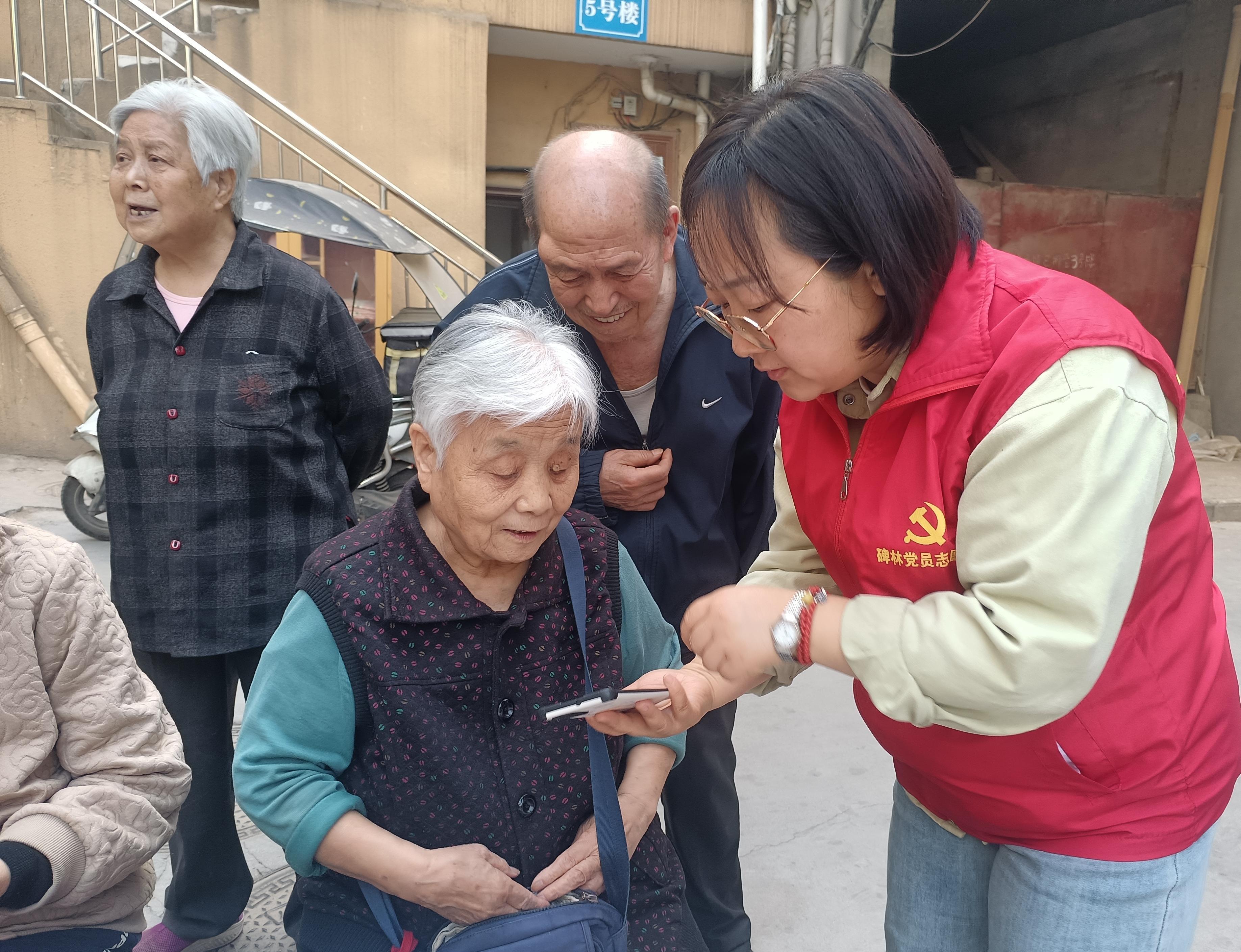 开展高龄补贴复审 服务“搬”到院落里