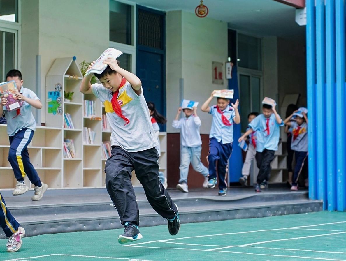 碑林区友谊小学开展防震减灾演练暨安全专题教育活动