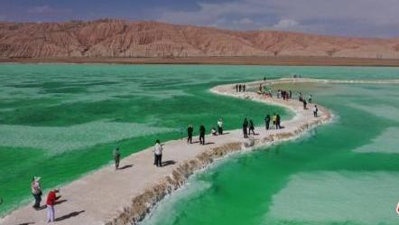 中国旅游日 游客打卡青海茫崖热门景点