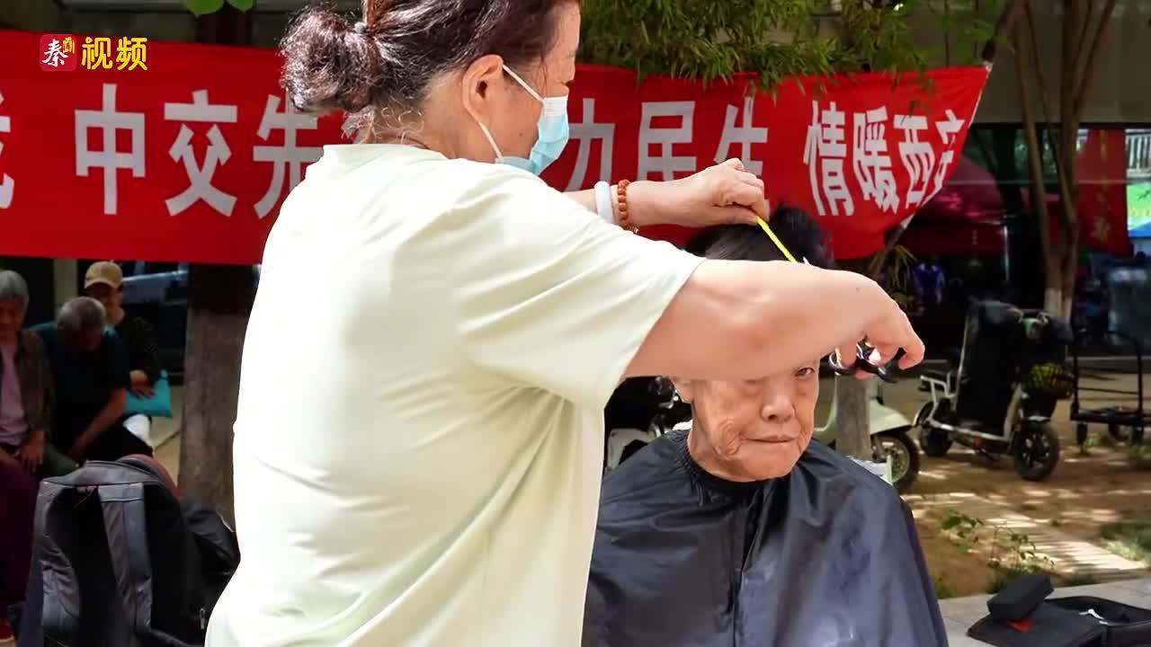 陕西日报社“服务群众 同心同行”社区行第十一场丨雁塔区世家星城社区将便民集市与助老活动有机融合