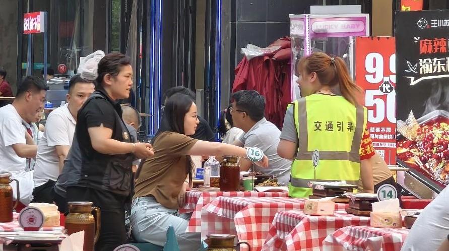 烤肉摊上有了交通引导员   “平安夜市”向酒驾说“不”