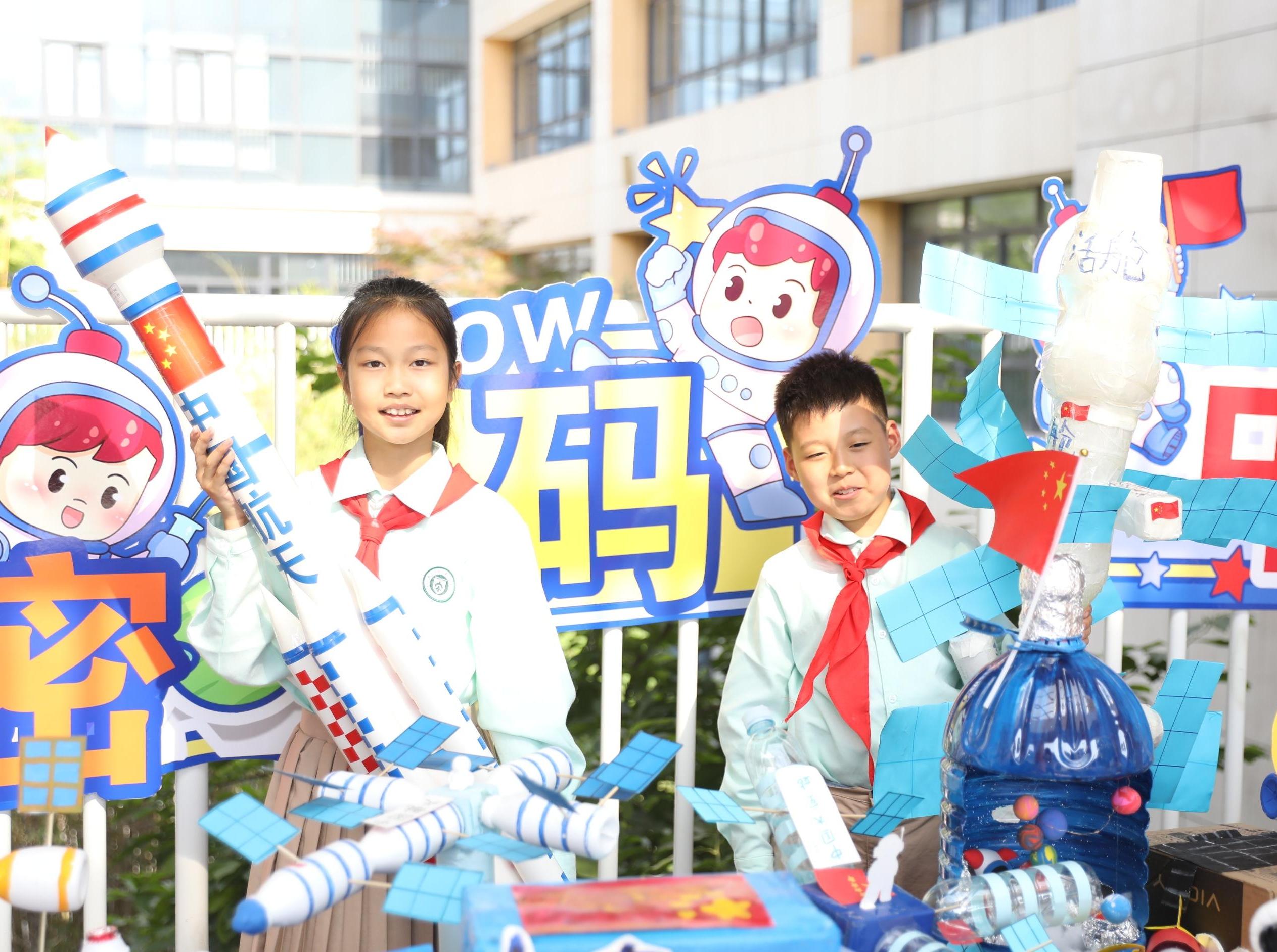 曲江六小举行新队员入队礼暨庆“六一”活动：牢记党的教导 争做强国少年