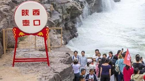 壶口瀑布“旱地龙舟赛” 让黄河航运文化重焕生机
