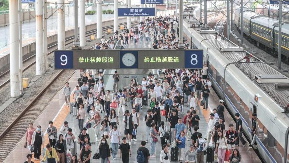 中国铁路迎端午假期返程客流高峰