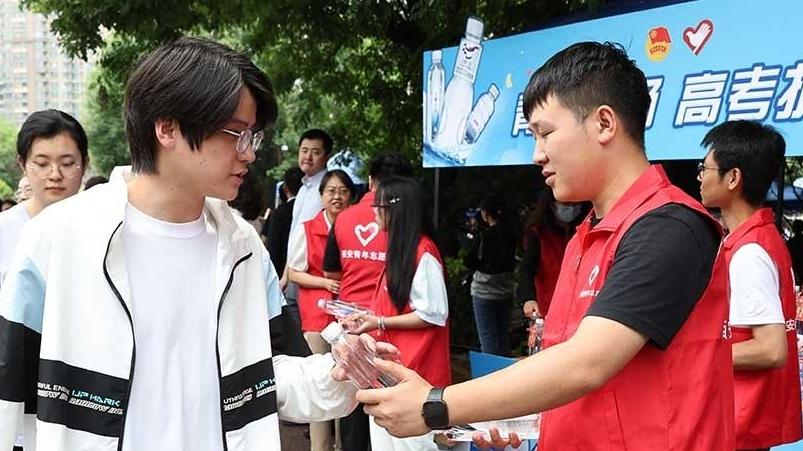 西安千名志愿者助力高考 爱心送水服务7年惠及10万考生