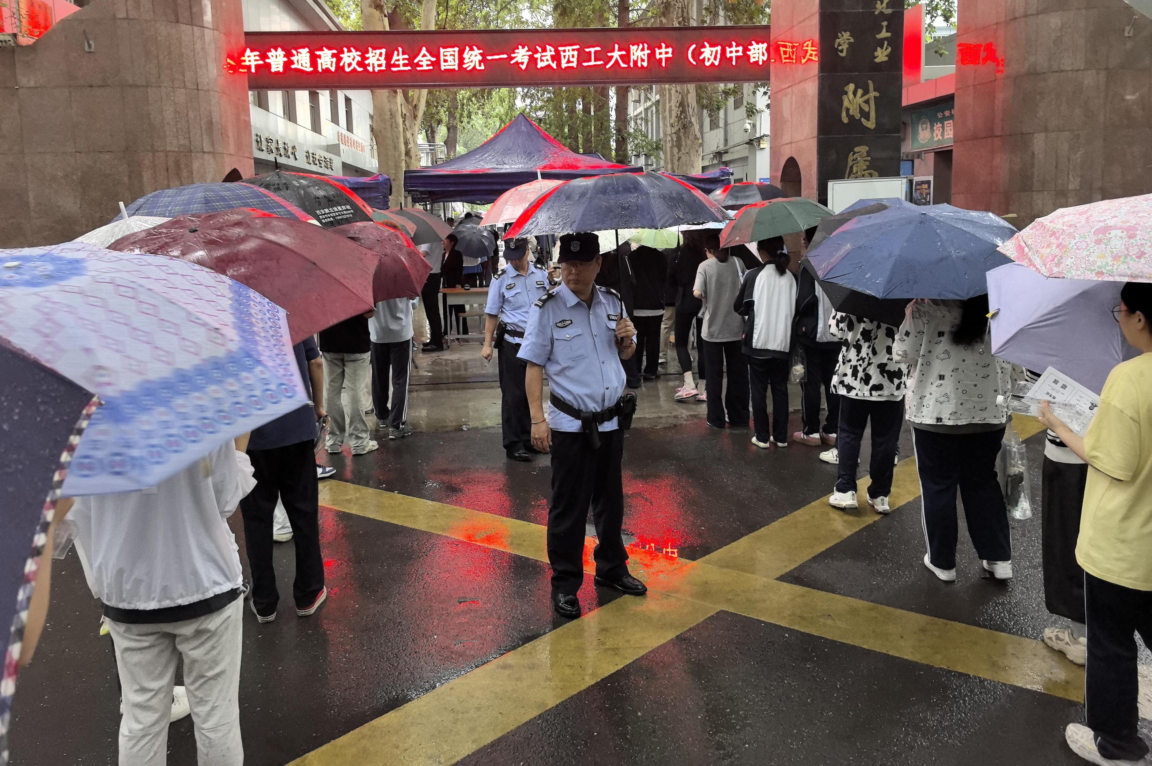 考生入考场那刻 无数人用实际行动为他们护航