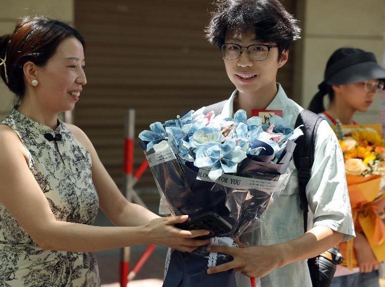 2025年新高考｜自信奔赴新程！高考最后一天，考生被鲜花簇拥