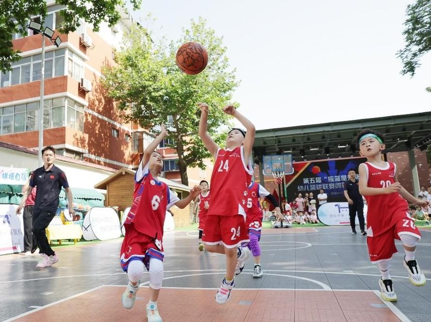 “摇篮星光杯”幼儿篮球联赛决赛：小小球员，大大梦想